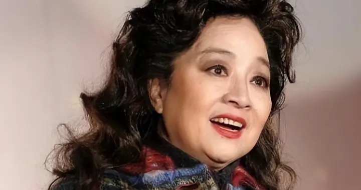 她宁愿孤独一生也不愿放弃中国国籍，被众人宠爱，春晚也替她破例