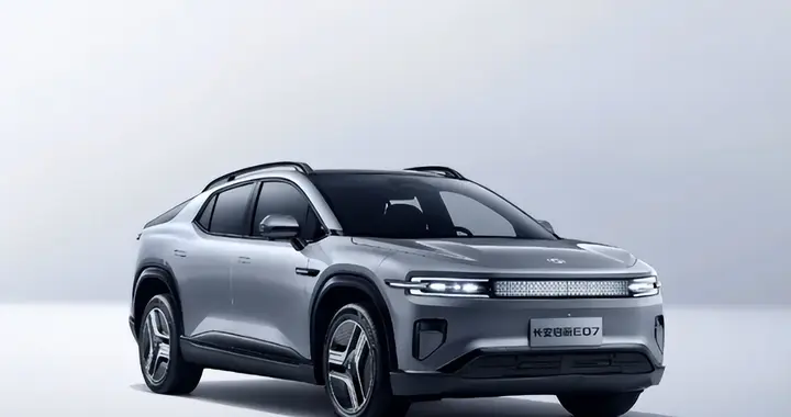 后穹顶打开秒变货斗，长安启源E07的变形魔法