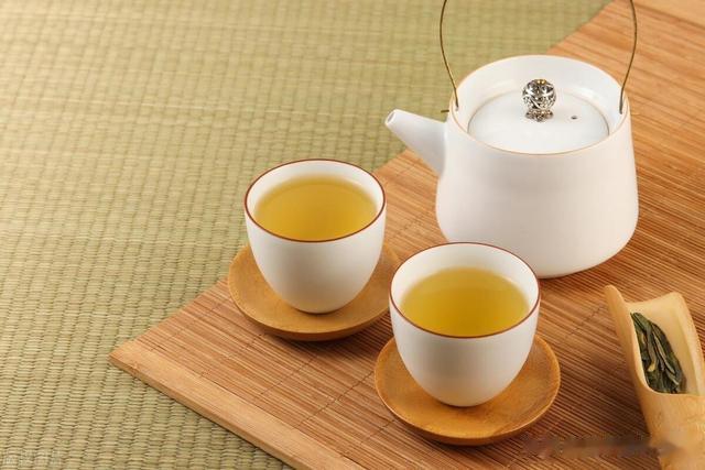 吃过于肥腻的食物后喝茶，能刺激自律神经，促进脂肪代谢