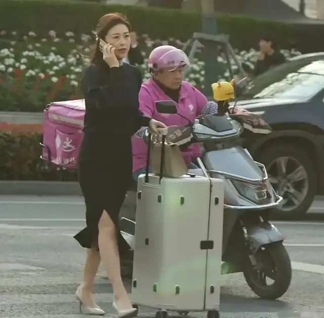 路人镜头下的朱珠，都美成这样了竟然还有人说普通