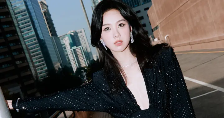 陈都灵黑丝光影里，三十岁的反骨与盛放