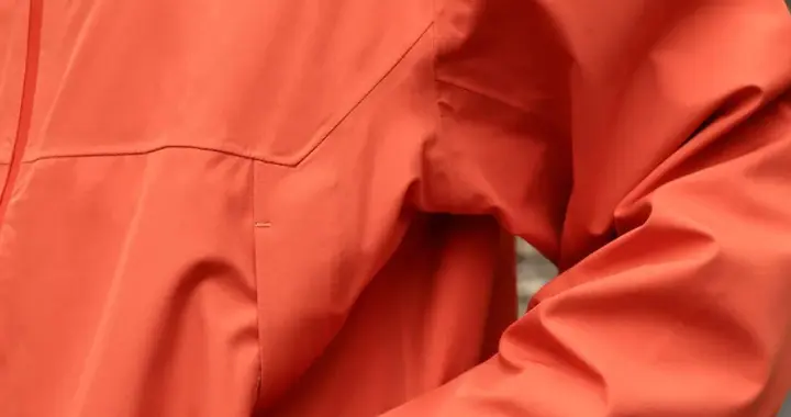 老牌国货杀疯了，广州父子靠百元冲锋衣干翻始祖鸟，一年卖出56亿