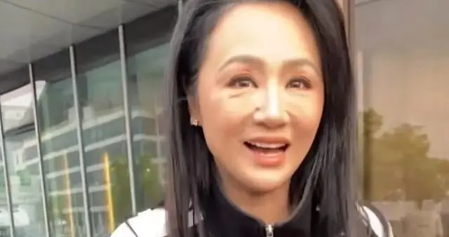 快50岁曹颖路透被嘲脸垮？拜托，她腰是腰腿是腿，状态比30岁还飒