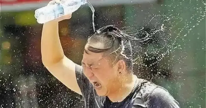 石家庄每天39度高温像蒸笼蒸熟人，取个快递回来汗流浃背，空调一关立马热到睡不着