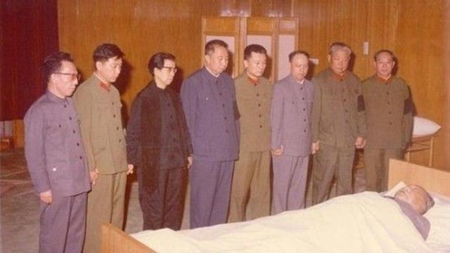 1976年毛泽东逝世，经多次讨论，中央作出一个意义深远的重大决定