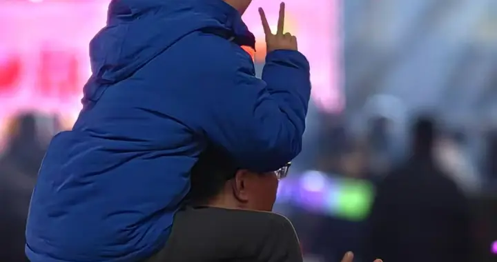 银行这份工作，自己一边骂一边劝孩子快来