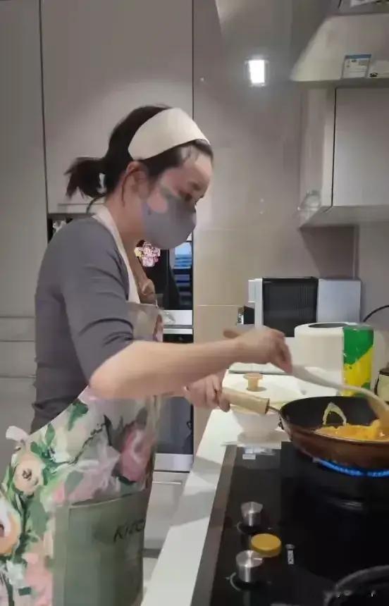 杭州90后女子靠上门做饭月入2万！每天跑6单，本人回应质疑！