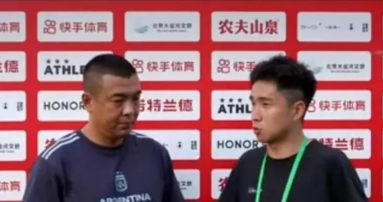 0-7崩盘！蓝队两战丢12球出局，徐亮沉默董路‘大脚’论再引争议
