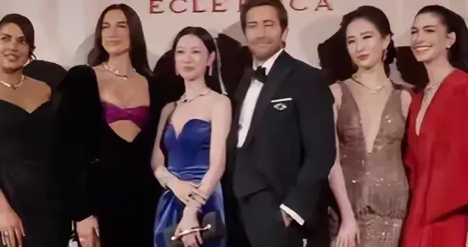 太意外！米兰宝格丽之夜合影：刘亦菲两度被挤，下意识动作引热议