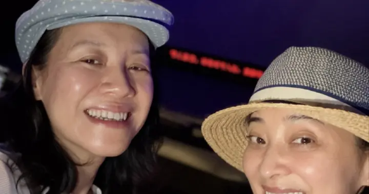 梅婷刘琳开心合影笑到模糊！两人二十多年的神仙友谊，真让人羡慕
