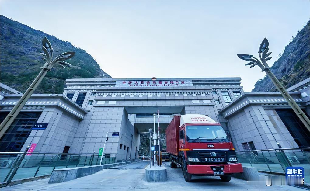 致敬国门守夜人！ 吉隆口岸大楼藏着最动人的坚守，全员同心守护边境🔥 ...