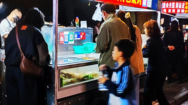 随手拍汉中：当暮色漫过树梢，小区门口的夜