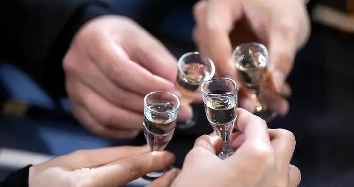 发现一个特点，凡是每天离不开酒的，身体大多数有这几个特征