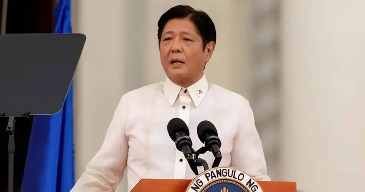 菲律宾民众怒举标语：滚出去！小马科斯闯祸，解放军同步反制