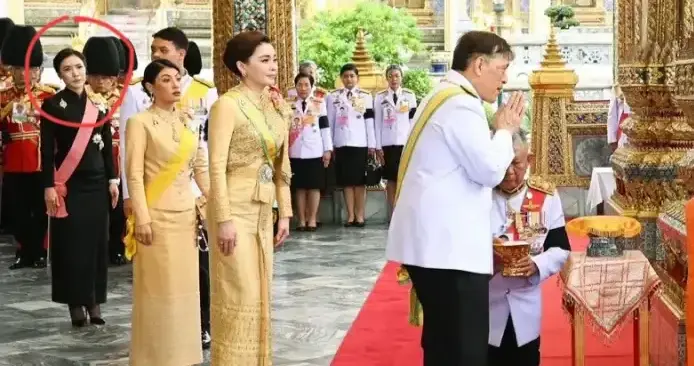 诗妮娜贵妃久违亮相，仪态挺拔，不时侧眸望向泰王，如今责任重大