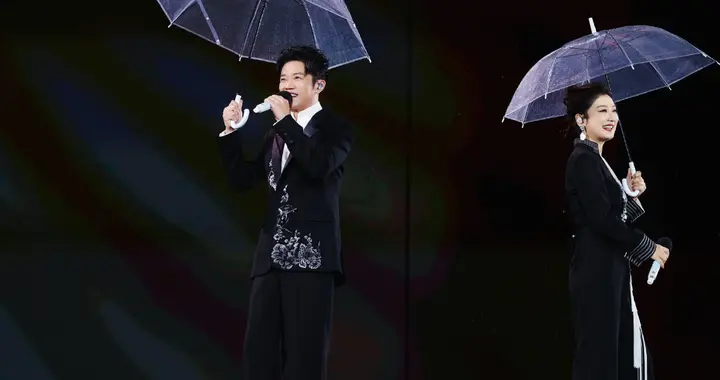 凤凰传奇演唱会46000人大合唱，上热搜！歌手曾毅和玲花撑伞开唱