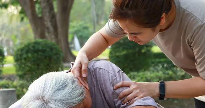 天气转暖，给高血压老人提个醒：不想患上脑出血，3件事要注意！