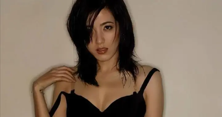 两百年难遇的美人，靠美貌“征服”无数男人，现49岁依然未婚