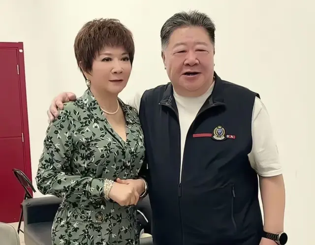 《闲人马大姐》剧组重聚，英达 刘金山站两边，马玲被51岁虞梦抢镜
