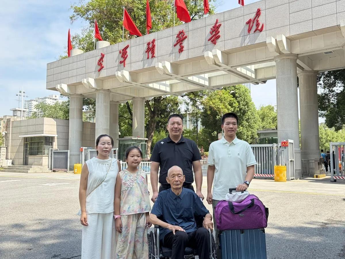 91岁的爷爷千里迢迢送孙子上军校：罕见！ 河南省南阳市今年的高考生谢林...