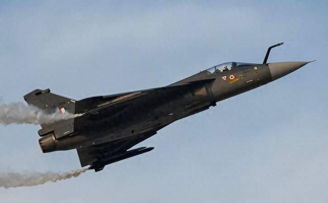 印媒气炸了！印军LCA航展坠毁数小时：唯一买家取消11亿美元订单