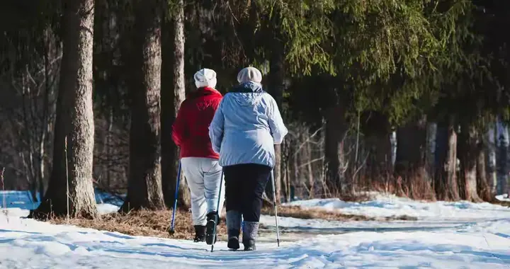 立冬时节关爱老人。