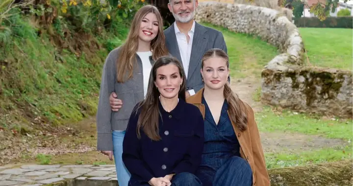 女王风范初显！西班牙王室发布圣诞新照，莱昂诺尔公主坐姿霸气