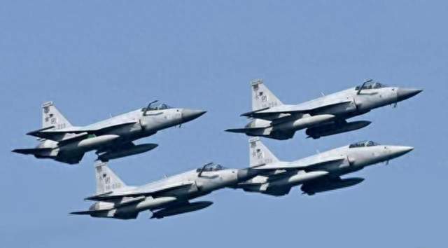 伊朗等来外援！中式战机护航，关键时刻，美军侦察机突然失踪？