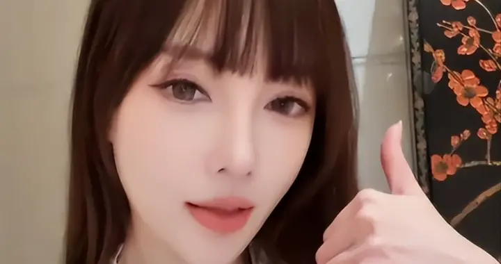 李小璐公开离婚时间：2018年已离婚，做头发梗其实不是那回事