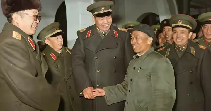 1958年，在欢送会上，张宗逊拉着老红军许成余的手，一张罕见合影