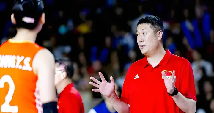 中国女排主帅闷声干大事，世界最佳被感动决定归队