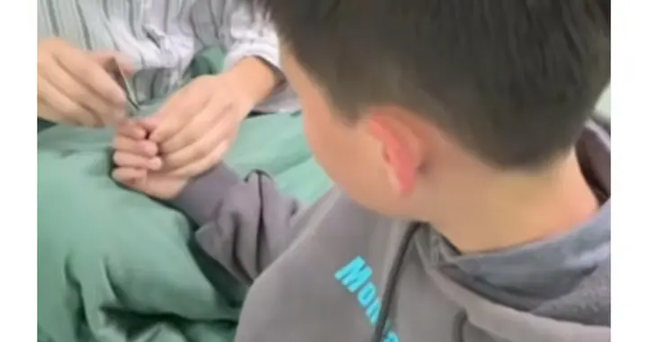 最后的父爱：病危通知书下达后，38岁的他为孩子剪完最后一次指甲