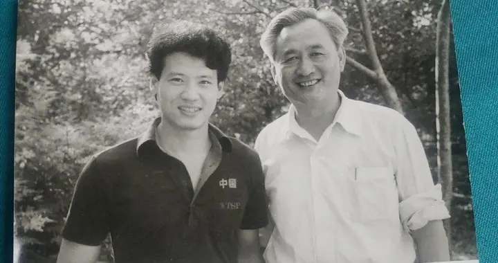 他是福安籍世界冠军，曾勇夺三连冠，在深圳开球馆，妻子是英国人