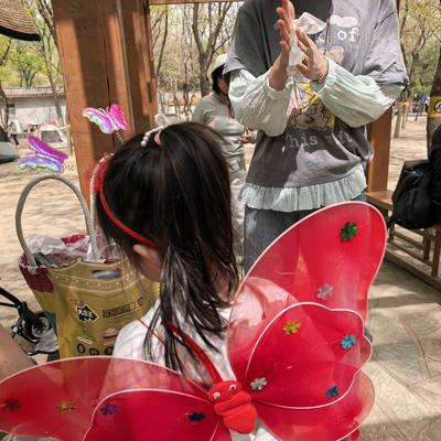 欢快百灵鸟fb：这个红蝴蝶呀我要定了！妈