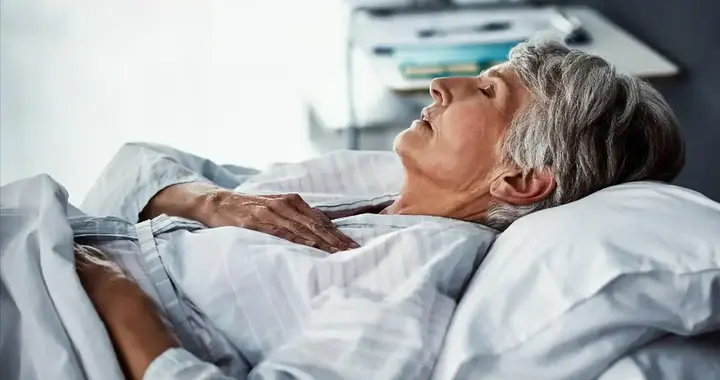 医生忠告：早期肝癌往往不是腹痛，而是反复出现的这4症状