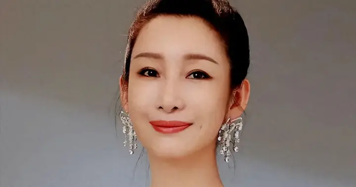 “最丑影后”秦海璐，与二婚丈夫生下巨婴症儿子，如今过的怎样？