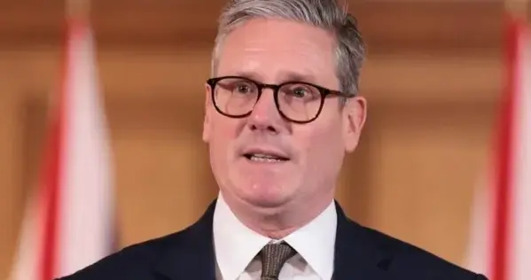 斯塔默落地前，英专家断言：中美必有一战，美国想“核平”中国