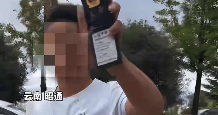 男子别车后掏假证耍横，民警一来当场蔫了，假证被收还拘 5 天