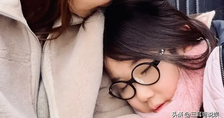 陈怡蓉晒娃，7岁女儿长睫毛戴眼镜很可爱，与爸妈关系都很亲昵
