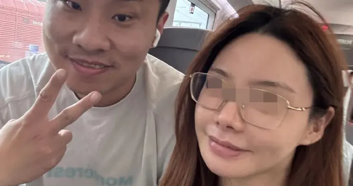 徐志胜火车上被偶遇，在清洁袋签了双份名，本人比镜头里温柔好多