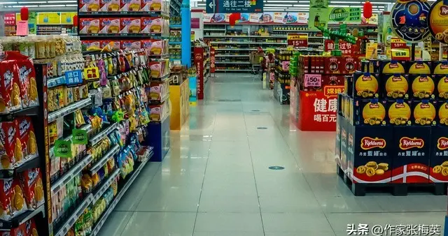 男子谎称超市是自家的，雇搬家公司直接搬空，司机的举动让他落网