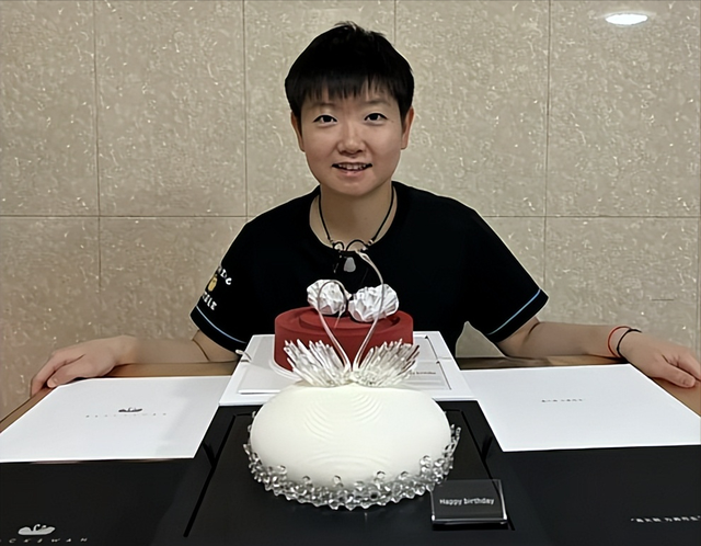 全网热议！孙颖莎生日晒情侣蛋糕，是王楚钦赠送的？还是文伟呢？