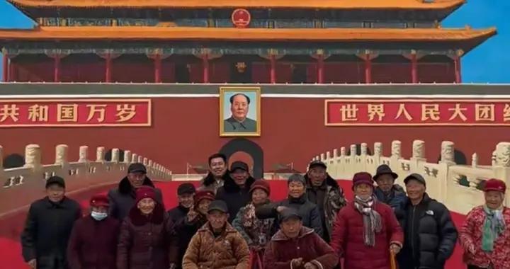 一幅天安门墙绘，圆了全村老人的愿望！有人换新衣，有人激动流泪
