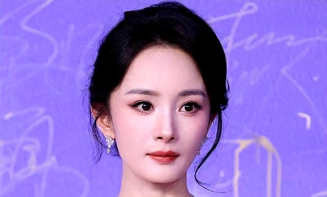 不伪装了？错过百花奖后，“坦然绷脸”的杨幂，不再在乎外界的评价