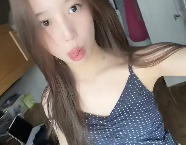 小四月再发瑞士学校自拍，疑想当网红拉粉丝建群，群聊都在找赵薇