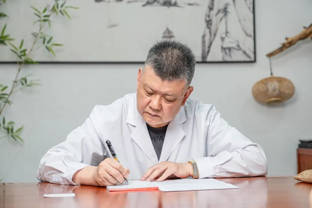 精神分裂别只靠吃药！床头放着 3 样，坚持 1 个月，击碎幻听妄想