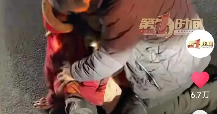 山东一老人横穿马路被撞，儿子一句“咱是烈属子女”，全网破防