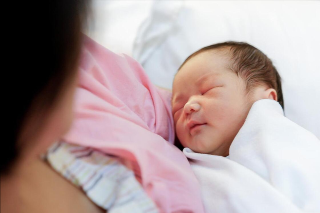 新婚发现妻子有妊娠纹，丈夫心生不满坚持要离婚，医生一番话释怀