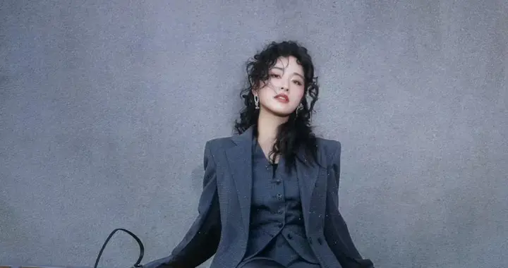 沈月也开始走熟女路线了，黑丝御姐照出圈？眼睛一变整个人都贵了