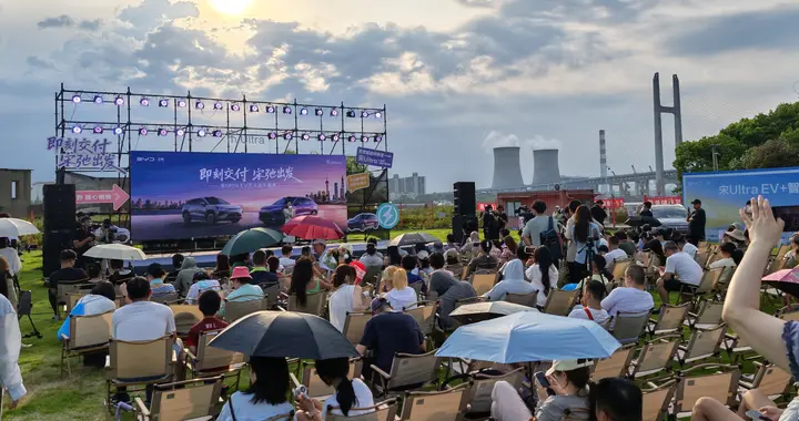 比亚迪宋Ultra EV上海万人交车：刀片电池产能爬坡，提车不用等了